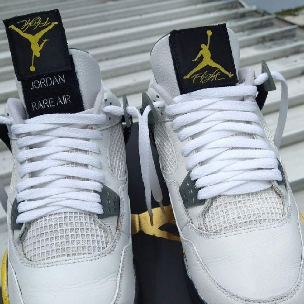 Jordan 4 tour yellow good condition.